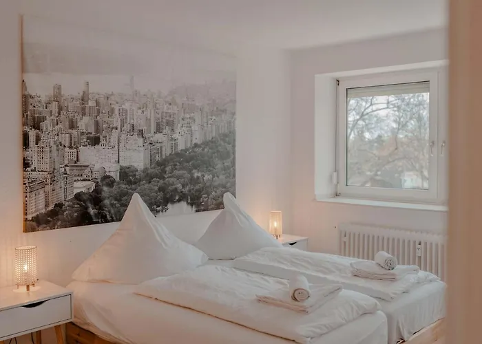 Apartment Mit Kueche, Arbeitsplatz Und Xxl Sofa