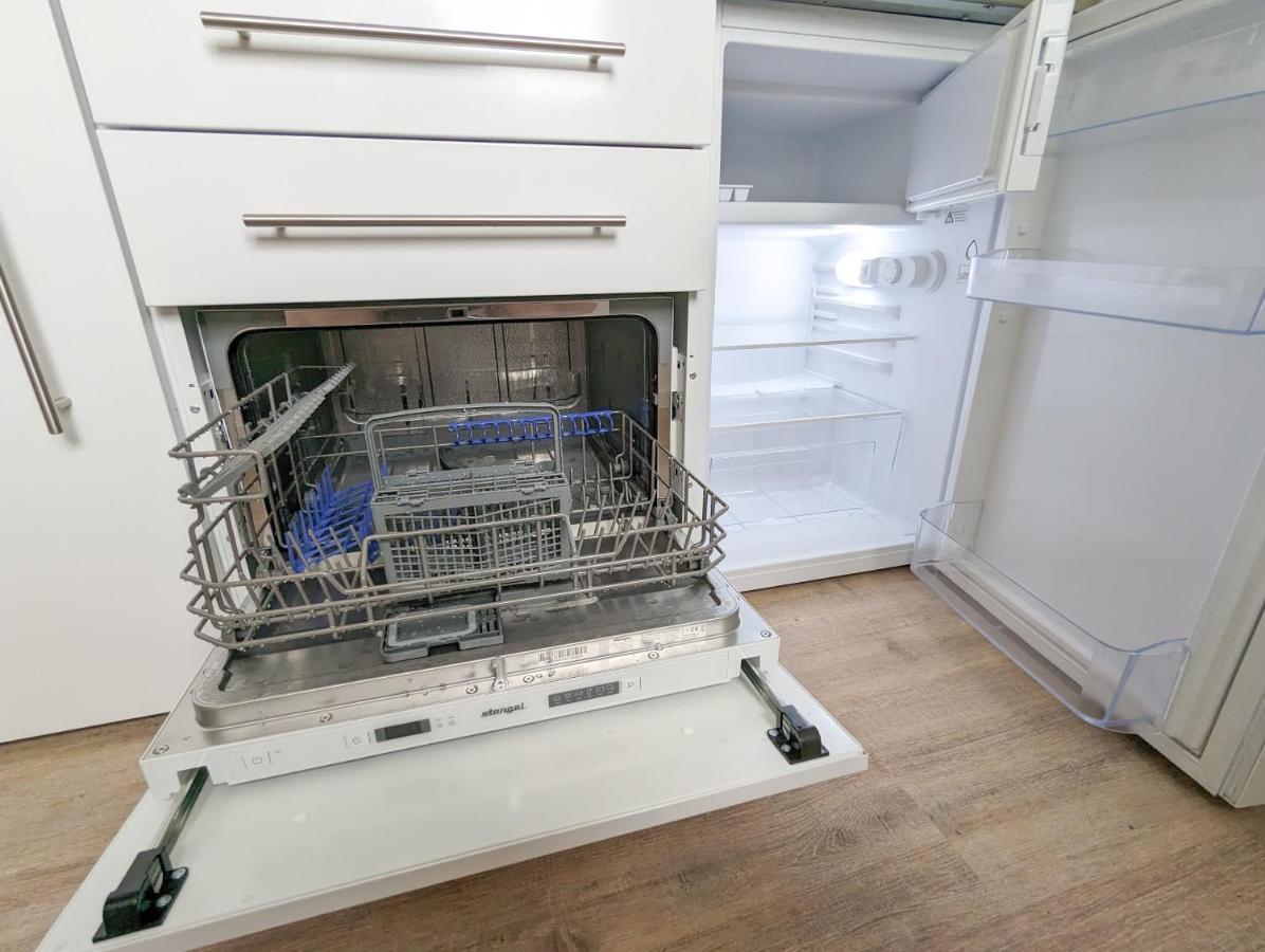 Mit Kueche, Arbeitsplatz Und Xxl Sofa Appartement