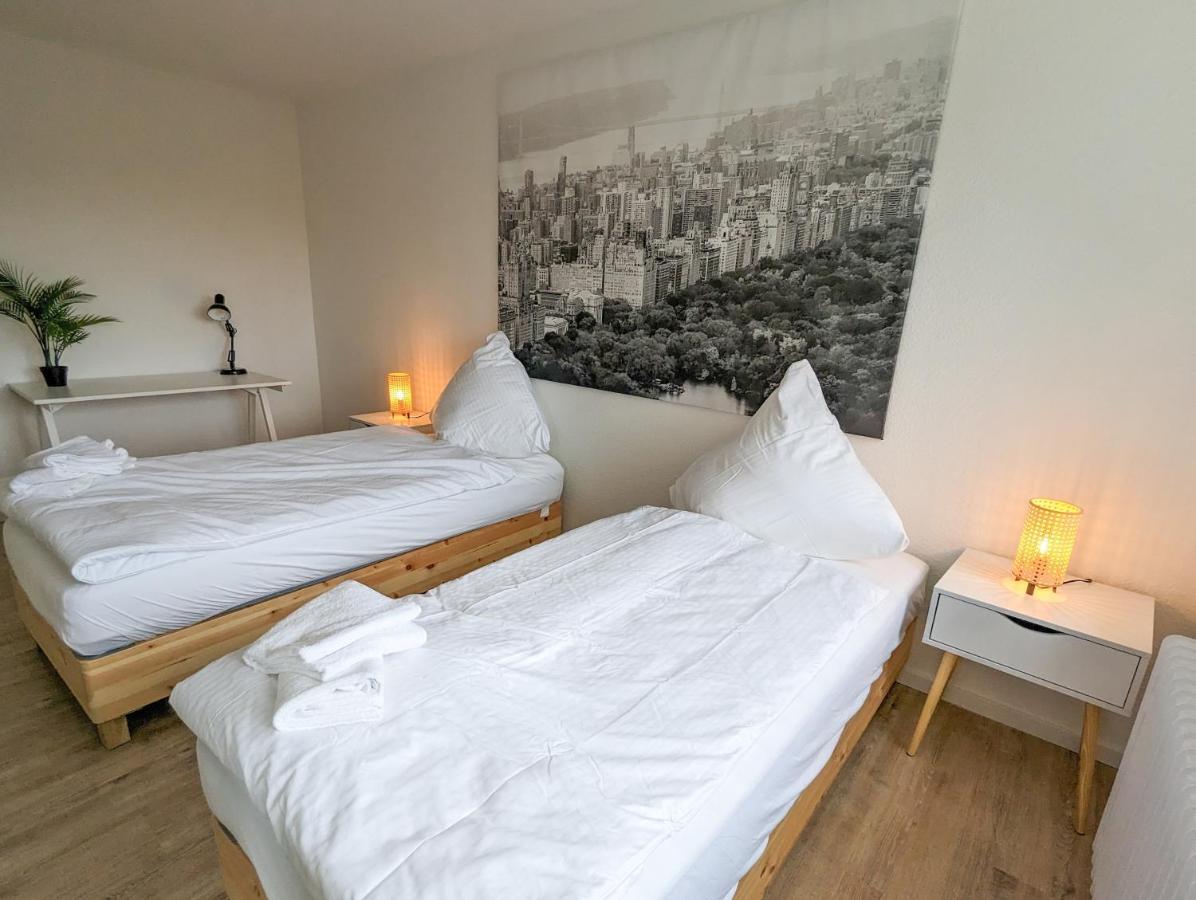 Appartement Mit Kueche, Arbeitsplatz Und Xxl Sofa