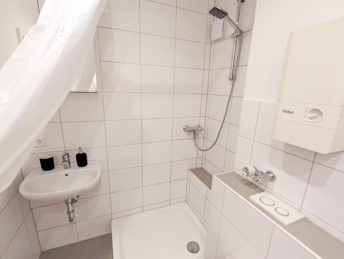 Appartement Mit Kueche, Arbeitsplatz Und Xxl Sofa Neuss