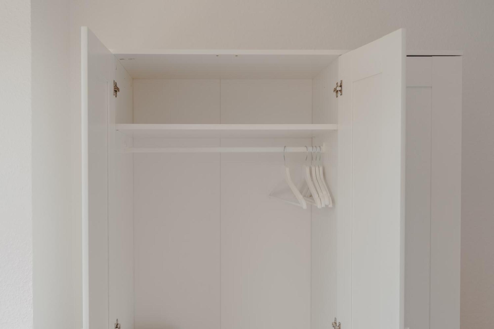 Appartement Mit Kueche, Arbeitsplatz Und Xxl Sofa