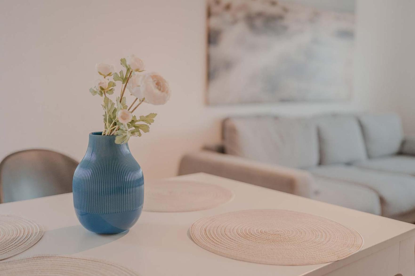 Appartement Mit Kueche, Arbeitsplatz Und Xxl Sofa Neuss