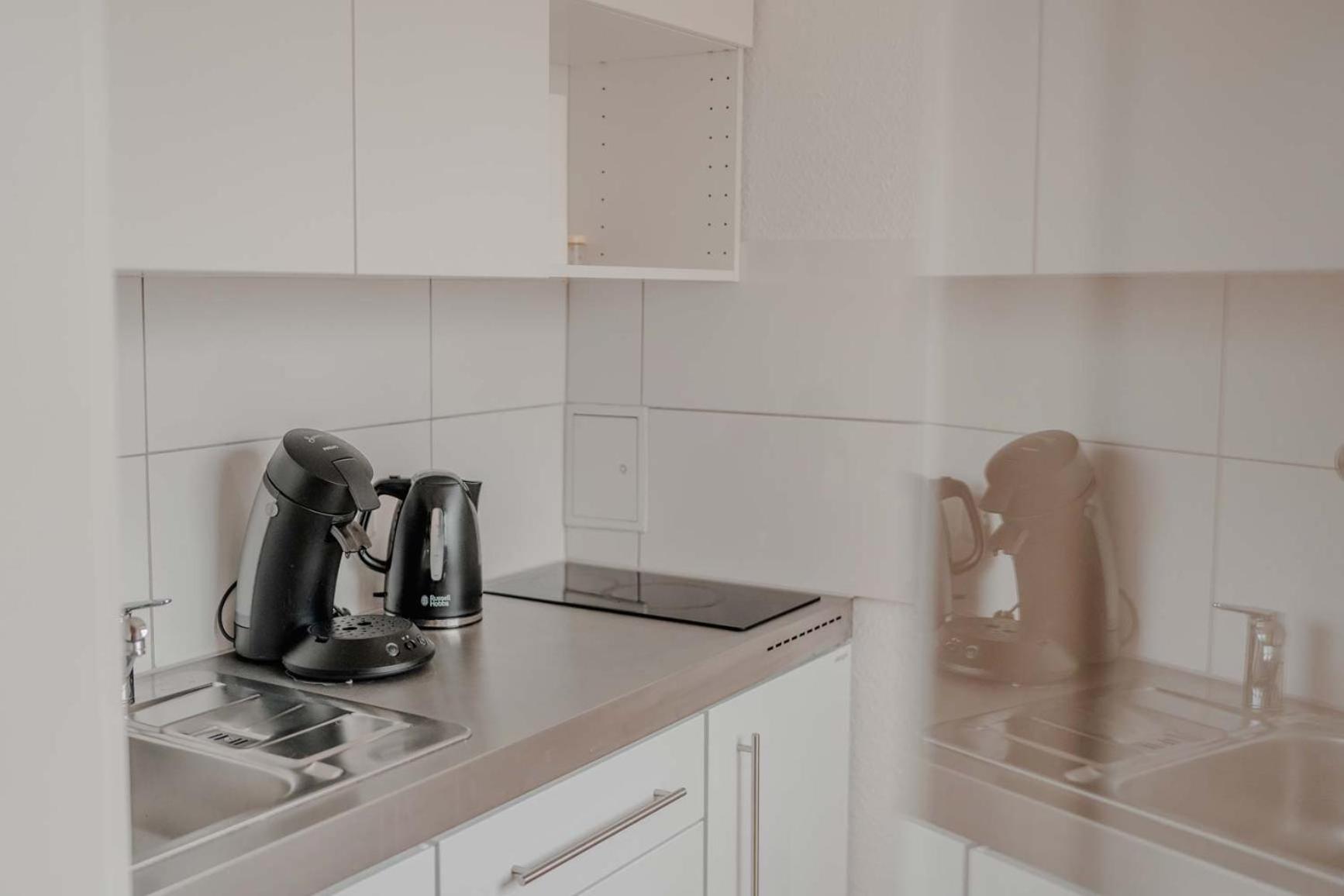 Appartement Mit Kueche, Arbeitsplatz Und Xxl Sofa