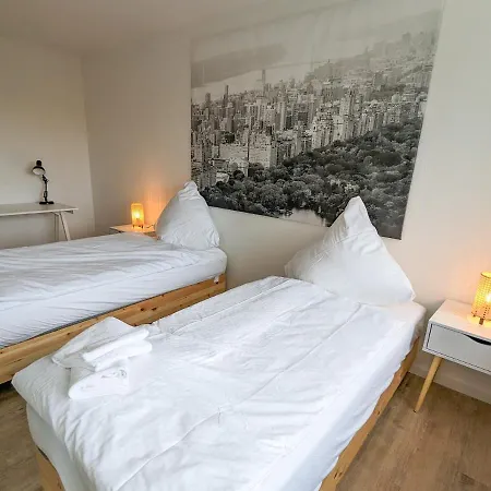 Apartment Mit Kueche, Arbeitsplatz Und Xxl Sofa Neuss Buitenkant foto