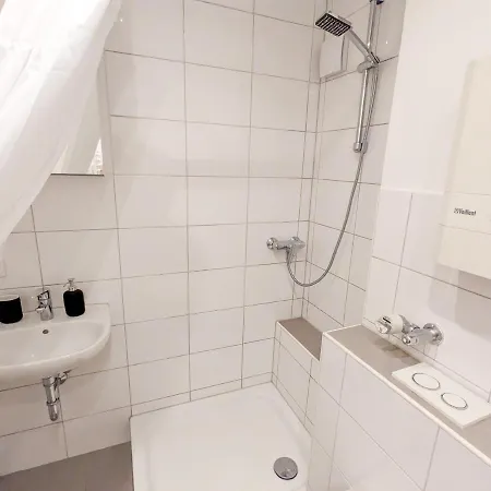Apartment Mit Kueche, Arbeitsplatz Und Xxl Sofa Neuss Buitenkant foto