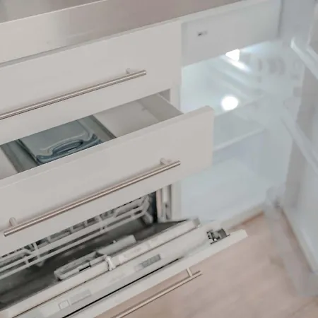 Apartment Mit Kueche, Arbeitsplatz Und Xxl Sofa Neuss Buitenkant foto