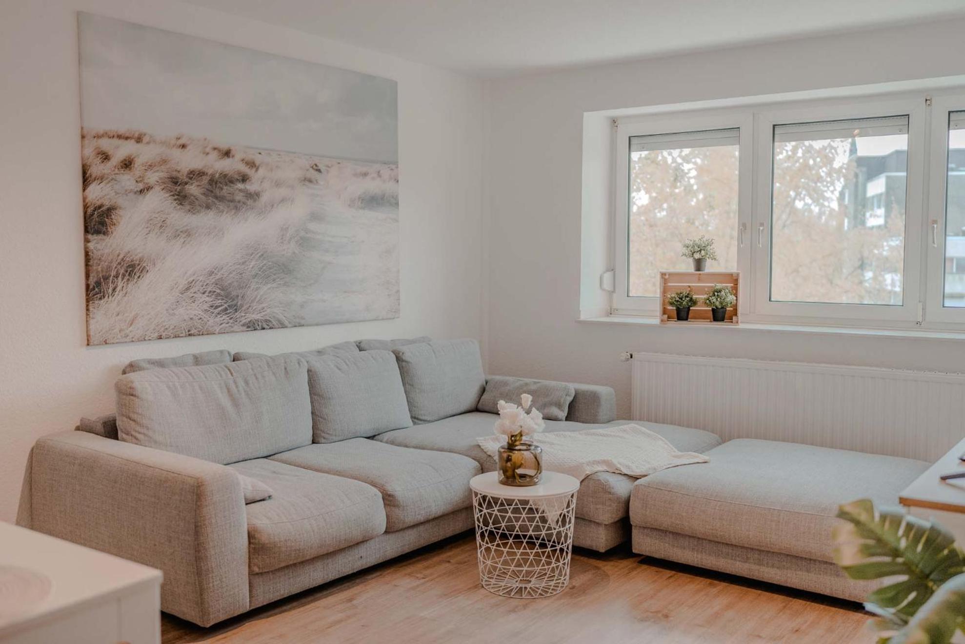 Apartment Mit Kueche, Arbeitsplatz Und Xxl Sofa Neuss