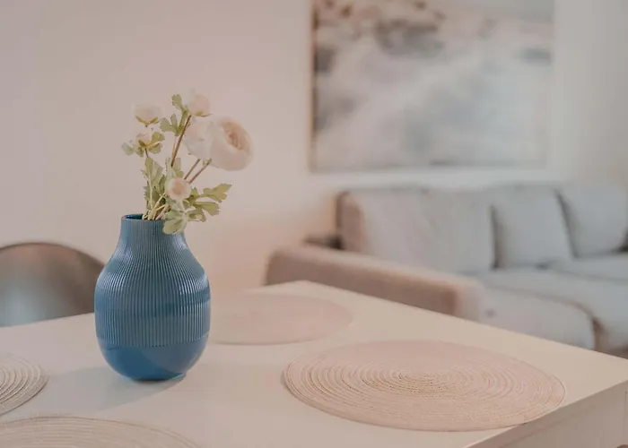 Apartment Mit Kueche, Arbeitsplatz Und Xxl Sofa