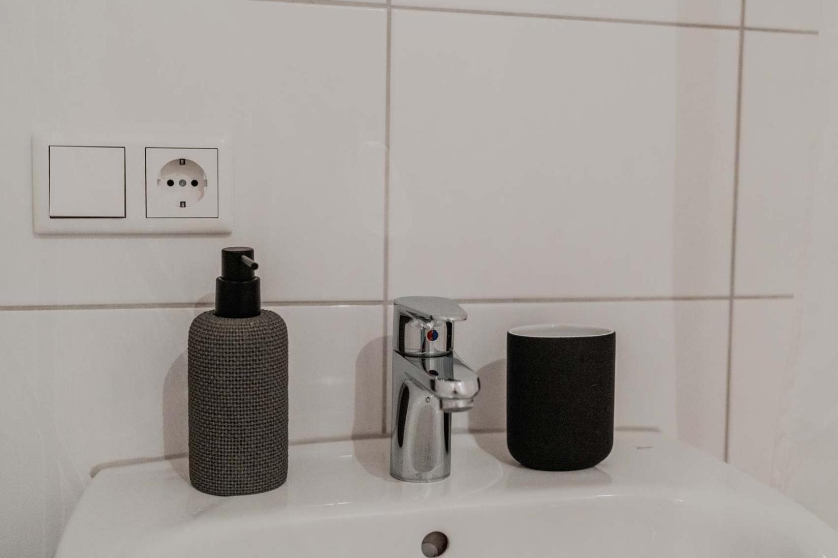 Mit Kueche, Arbeitsplatz Und Xxl Sofa Apartment *