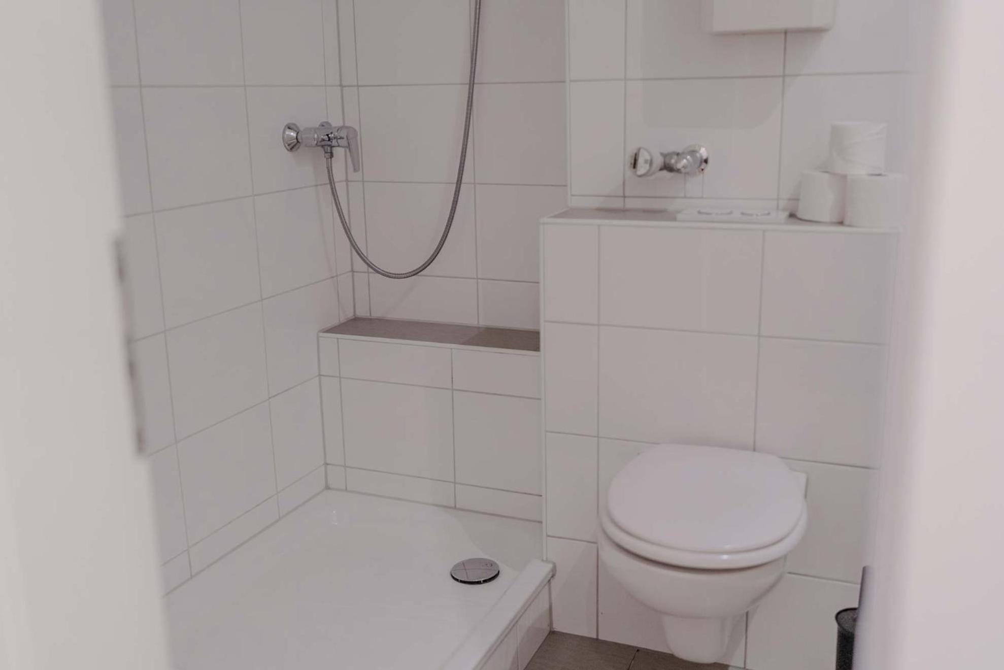 Mit Kueche, Arbeitsplatz Und Xxl Sofa Apartment Neuss